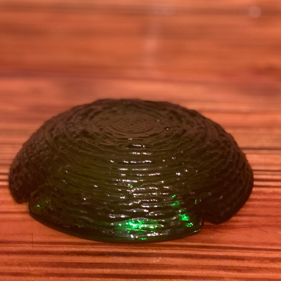 VINTAGE GREEN GLASS ASHTRAY - Picture 5 of 7